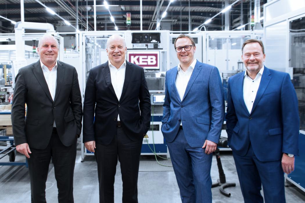 Nowe kierownictwo firmy KEB Automation: Gerald Müller (drugi od prawej) z (od lewej) Thomasem Brinkmannem, Vittorio Tavellą i Ralfem Lutterem (Foto: KEB)