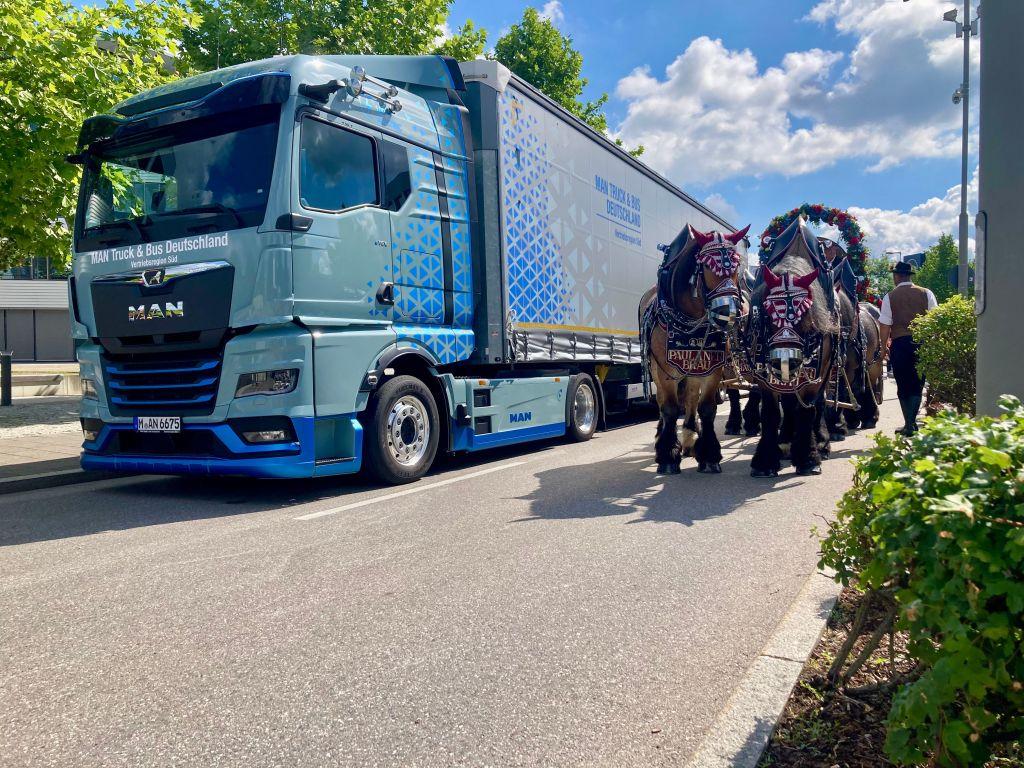 Paulaner dostarczył piwo: eTGX-em i furmanką. | Foto: G. Soller