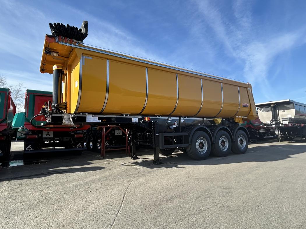 With the SKS-HS ISOXX, Langendorf also presented an insulated semi-trailer tipper, manufactured according to DIN 70001. | Image: Langendorf