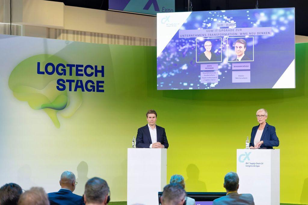 Benjamin Hölzle (left), Director of SCM & Logistics at TMG Consultants, presented the results of the study at the BVL Supply Chain CX in Berlin. (Photo: BVL / Thomas Rafalzyk)