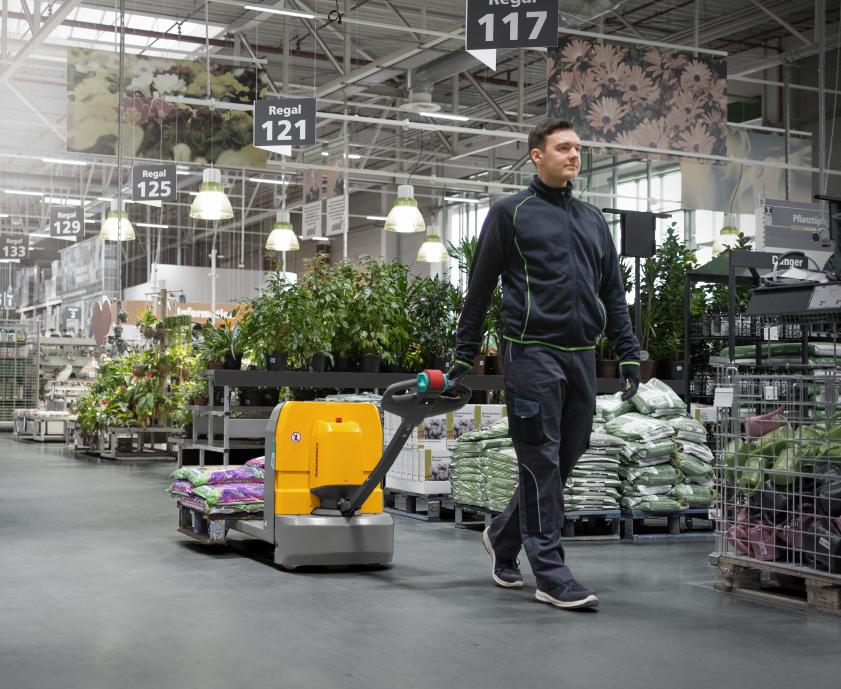 New AME 18 low-lift pallet truck from Jungheinrich: The compact lightweight with a 1,800 kg load capacity and lithium-ion technology can be charged from any power outlet. | Photo: Jungheinrich