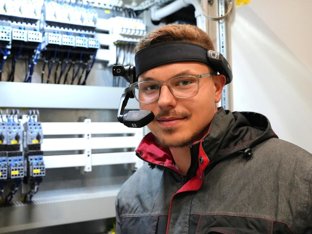 Grâce aux lunettes de données, des experts peuvent se connecter et aider à résoudre les problèmes. | Image : Kaufland
