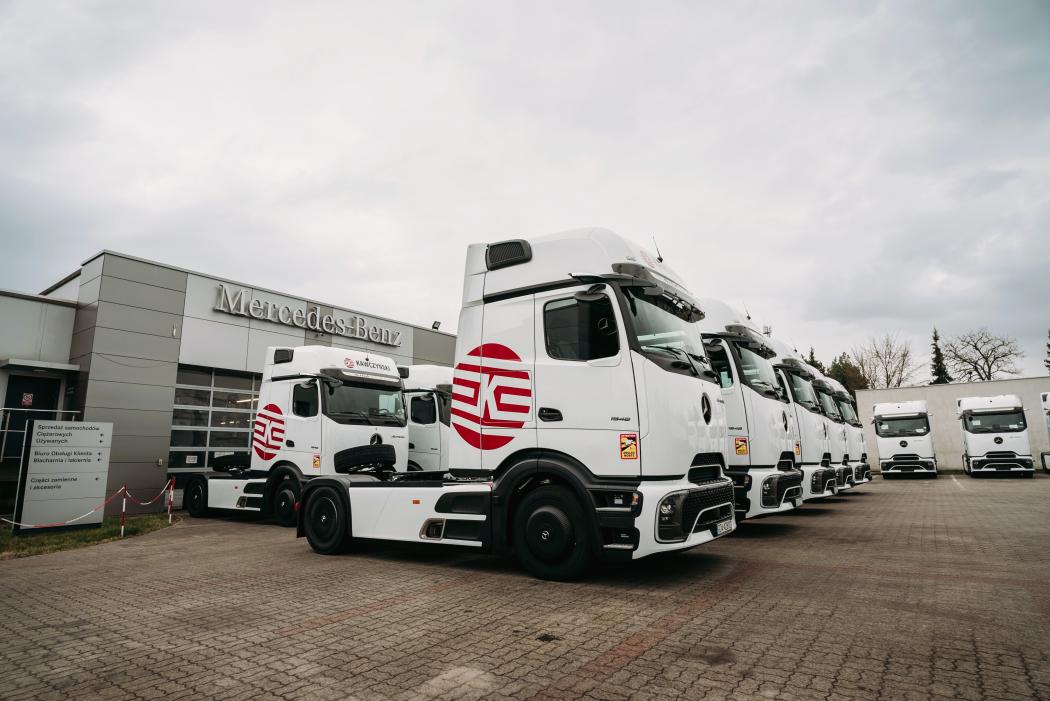 Kawczyński Logistics a pris livraison de 75 nouveaux Mercedes-Benz Actros L avec ProCabin pour le transport longue distance. Photo : Daimler Truck AG