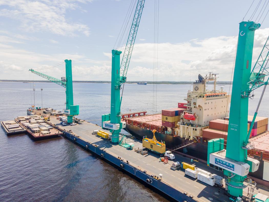 In the port of Manaus, ESP.10 mobile harbor cranes are used to efficiently handle general cargo and containers on floating piers. (Photo: Konecanes)