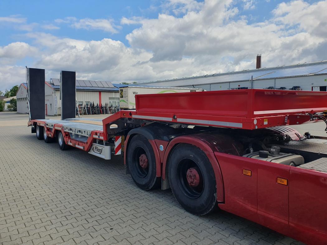 Numerous tie-down points and recesses on the Fliegl SDS 470 T provide flexible and secure load securing for a wide range of construction machines. | Image: Fliegl