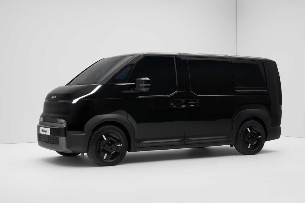 Kia PV5 Cargo L2H1 oferuje 4,4 metra sześciennego przestrzeni ładunkowej, zasięg do 397 kilometrów i ma być dostarczany pierwszym klientom flotowym od końca 2025 roku. (Foto: Kia)
