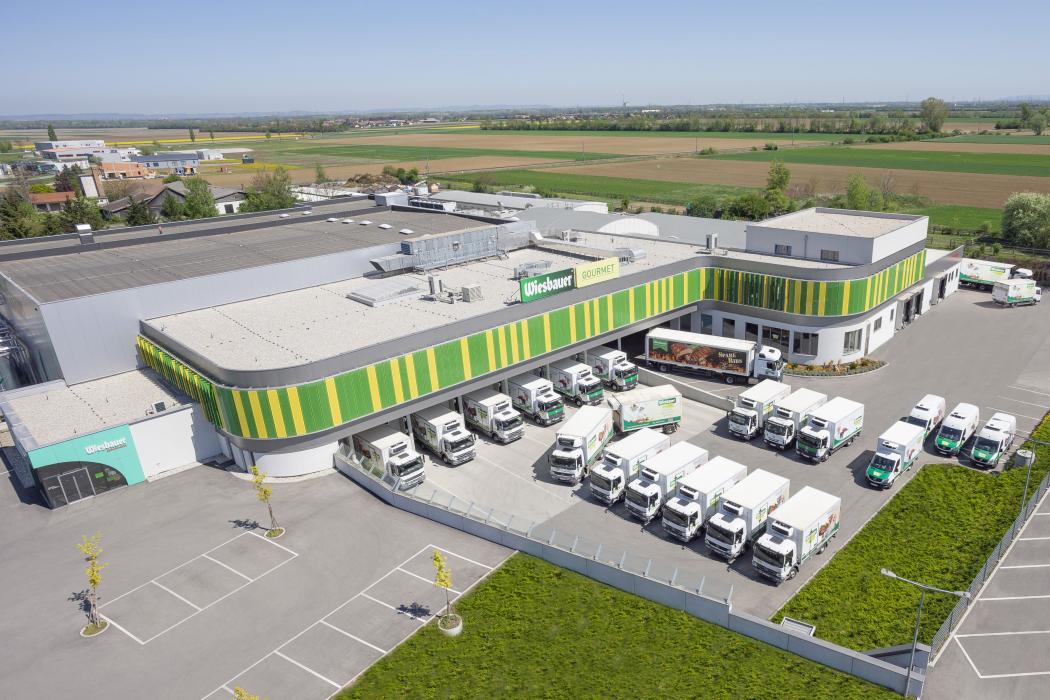 The Austrian gastronomy supplier Wiesbauer has commissioned the system integrator Klinkhammer Intralogistics to construct an automated three-aisle deep-freeze warehouse including the associated conveyor technology and sequencing workstations. An animation is depicted. (Image: Klinkhammer)