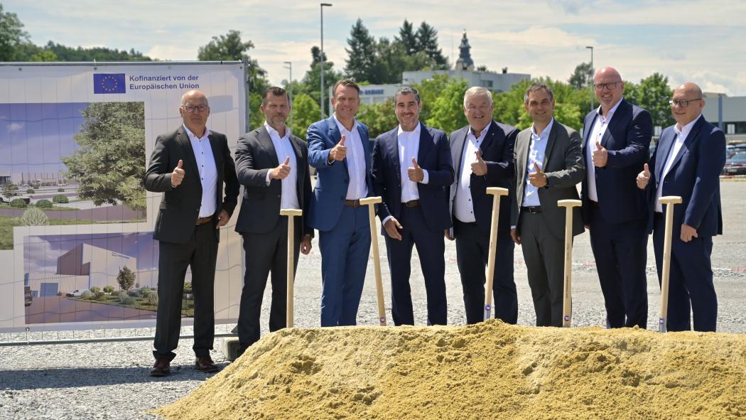 Groundbreaking in Aldersbach (from left): Franz-Josef Birkeneder (former plant manager), Gerhard Schwarz (plant manager), Bernd Spies (member of the board of Knorr-Bremse AG), Wolfgang Krinner (managing director of Knorr-Bremse SfN GmbH), Harald Mayrhofer (mayor of Aldersbach), Raimund Kneidinger (district administrator of the Passau district), Thomas König (planning office Schanderl), and Markus Eder (Eder-Bau-GmbH). (Photo: Knorr-Bremse)