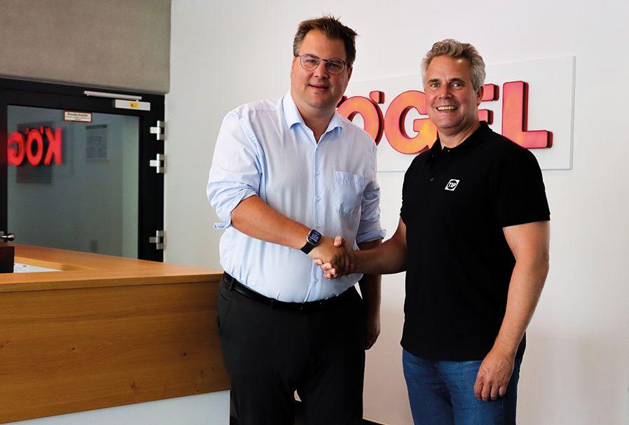 Thore Bakker (à gauche), CSO de Kögel Trailer GmbH, et Oliver Bange (à droite), VP de la région centrale chez TIP Trailer Services GmbH, scellent la cession de l'activité de location. | Image : Kögel