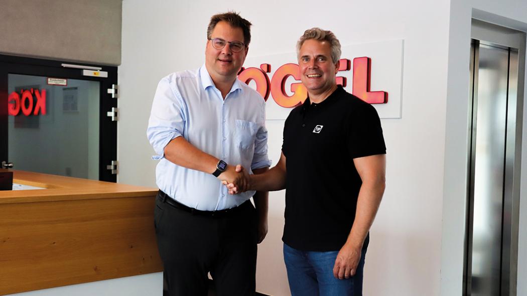 Thore Bakker (izq.), CSO de Kögel Trailer GmbH, y Oliver Bange, VP Región Central, TIP Trailer Services GmbH, sellan la futura colaboración. (Foto: Kögel Trailer GmbH)