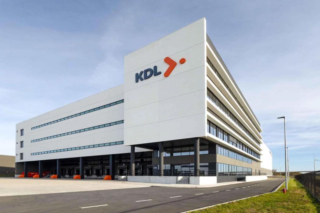 Dotychczas technologia firmy Movu Robotics jest już wykorzystywana w istniejącym magazynie wysokiego składowania KDL, którego siedziba główna znajduje się w Lokeren. Teraz magazynowy automatyk otrzymał również zlecenie na instalację systemu wahadłowego w planowanym nowym magazynie w Lokeren. (Zdjęcie: Movu Robotics)