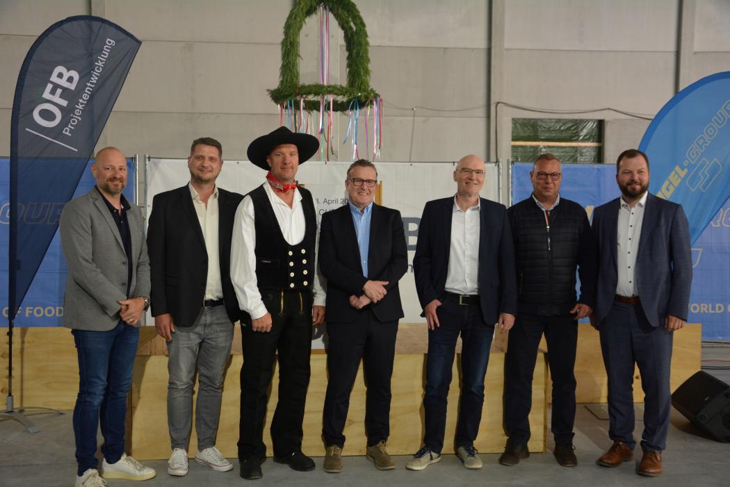 Świętowali uroczystość zawieszenia wiechy w Emleben (od lewej do prawej): Michael Hora, Szef Projektów Nieruchomości, Nagel-Group Logistics, Philipp Kalisch, Burmistrz Emleben, Marco Wartmann, Kafar Max Bögl, André Pleines, Dyrektor Wykonawczy ds. Nieruchomości, Nagel-Group, Ralph Holeschovsky, Kierownik Oddziału OFB Projektentwicklung, Michael Beyer, Kierownik Projektu OFB, oraz Starosta Onno Eckert, Powiat Gotha. (Obraz: OFB Projektentwicklung)