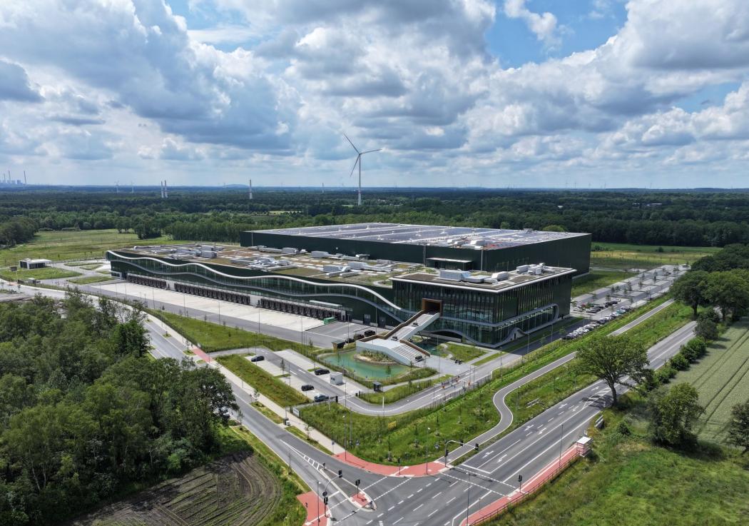 The Levi Strauss & Co. European Distribution Center in Dorsten, which was developed by Delta Development, has been awarded the Logix Award 2025 as an outstanding logistics property in Germany. (Photo: Delta Development)
