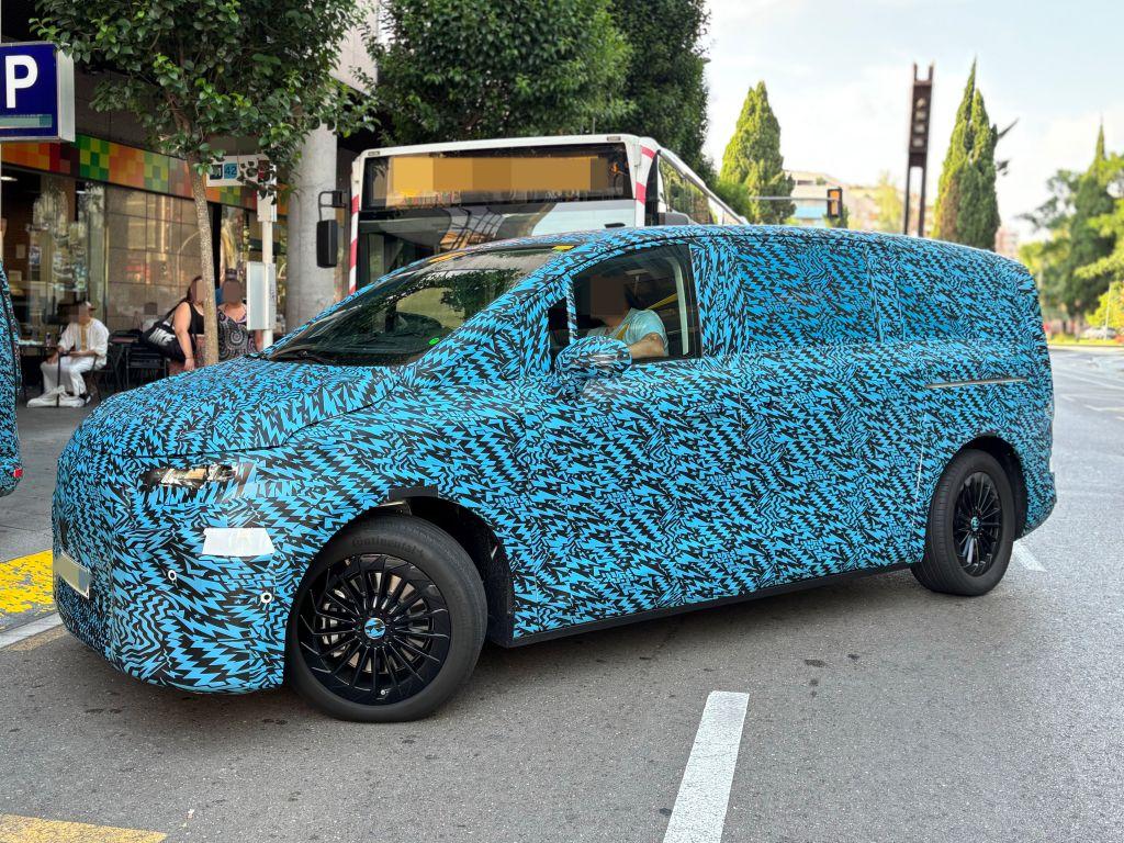 Far-reaching decision: The vans with the star are to be further differentiated in the future. The first "series prototypes" came into our net. | Photo: HUSS-VERLAG