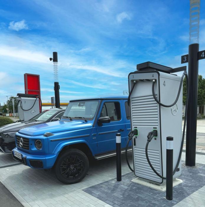 Cargando bajo una buena estrella: En la mejor conexión con la infraestructura del área de servicio de autopistas se creó el primer parque de carga en el marco de la cooperación entre Mercedes-Benz y 24-Autohöfe. | Foto: Mercedes-Benz