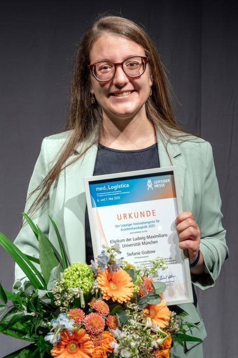 Stefanie Grabow, koordynatorka sal operacyjnych w Klinikum der LMU München, cieszy się z przyznania Lipskiej Nagrody Innowacyjności w Logistyce Szpitalnej. (Obraz: Leipziger Messe)