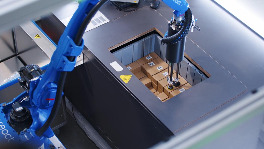 The AI-powered picking robot from Sereact automates order picking at MS Direct in the AutoStore – without prior training and also during night operations. | Photo: Sereact
