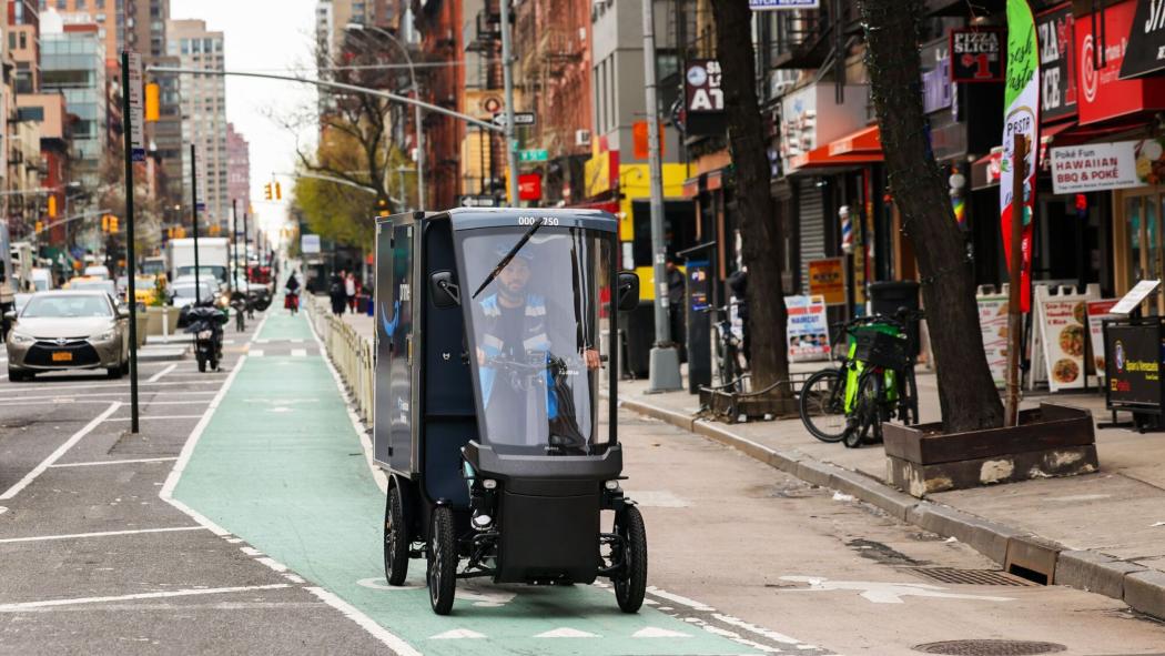 Mieux à vélo : Amazon est désormais également convaincu des avantages de l'utilisation des vélos cargo dans le secteur CEP, par exemple à New York, où roulent également les Mubeas allemands. | Photo : Amazon