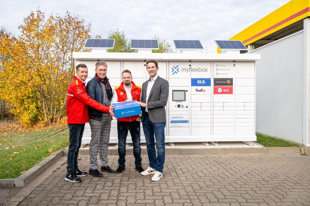 They want it all at once (L–R): Nico Töpfer (gas station owner), Rene Borchert (Network Portfolio Manager, Shell), Jonathan Grothaus (CEO & Founder of myflexbox) and Emanuel Schild (Site Development Manager, Shell) at the Shell site on Stotternheimer Street in Erfurt. | Photo: myflexbox