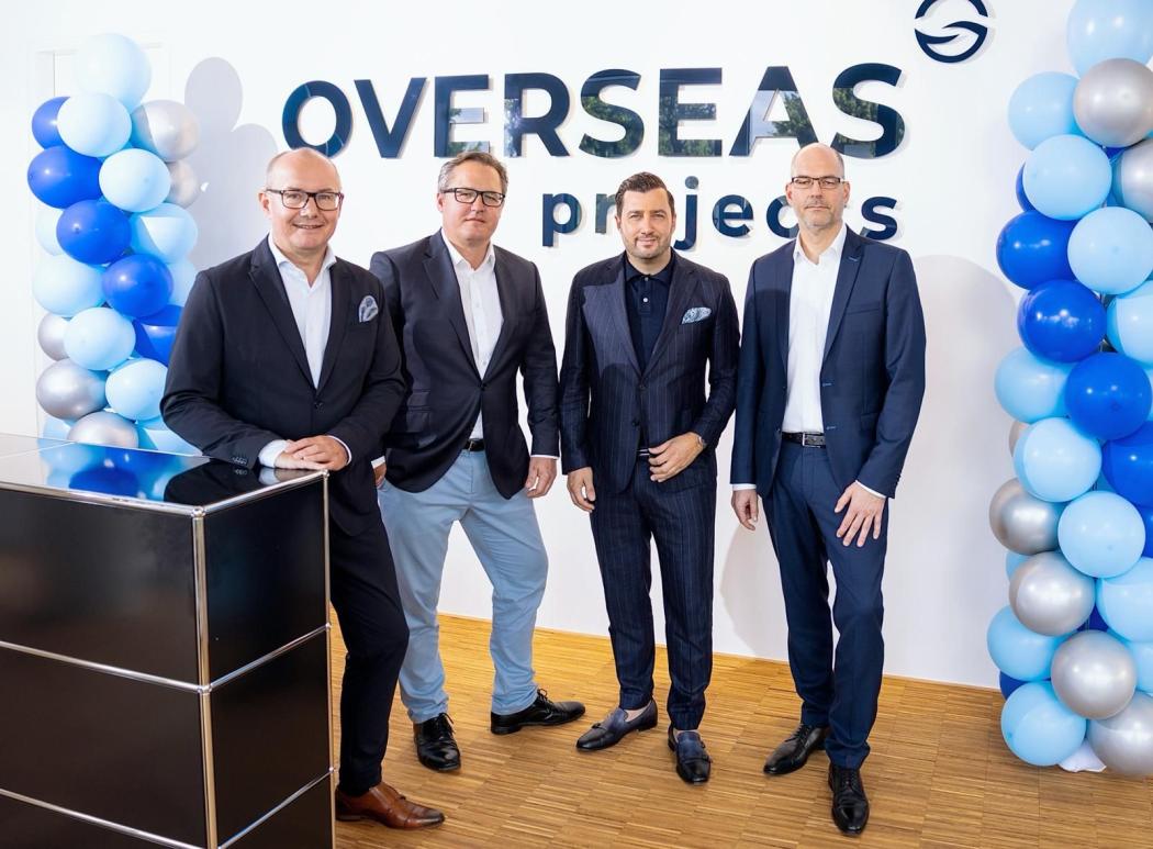 Uroczysty początek w Mönchengladbach: Hans-Bernd Effing (dyrektor zarządzający Overseas Projects), Dominik Lucius (CFO FMS), Navid Thielemann (CEO ThielemannGroup) i Heiko Voigt (CEO FMS) świętują rozpoczęcie działalności Overseas Projects GmbH – nowego joint venture do logistyki projektowej. (Foto: ThielemannGroup)