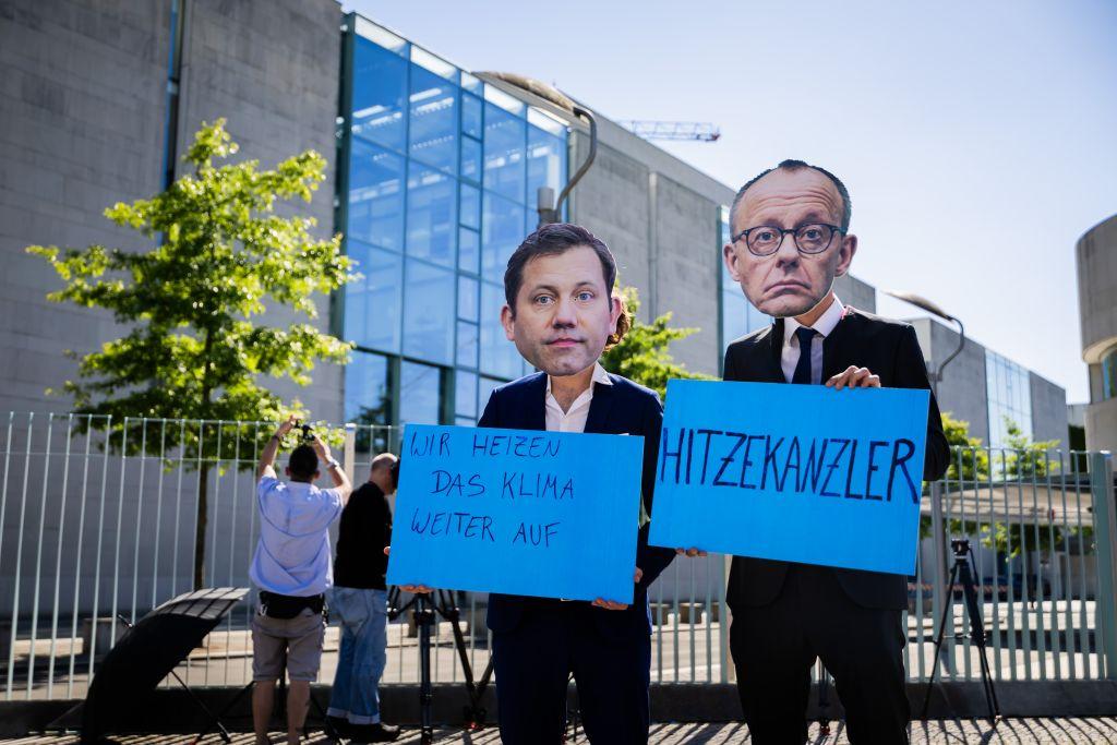 Climate protection farewell? Activists from an NGO for a climate-neutral Germany are protesting with masks showing the faces of the Federal Chancellor and Federal Finance Minister in front of the Federal Chancellery before the coalition committee. The electricity tax is not going to be reduced after all. | Photo: Christoph Soeder/dpa
