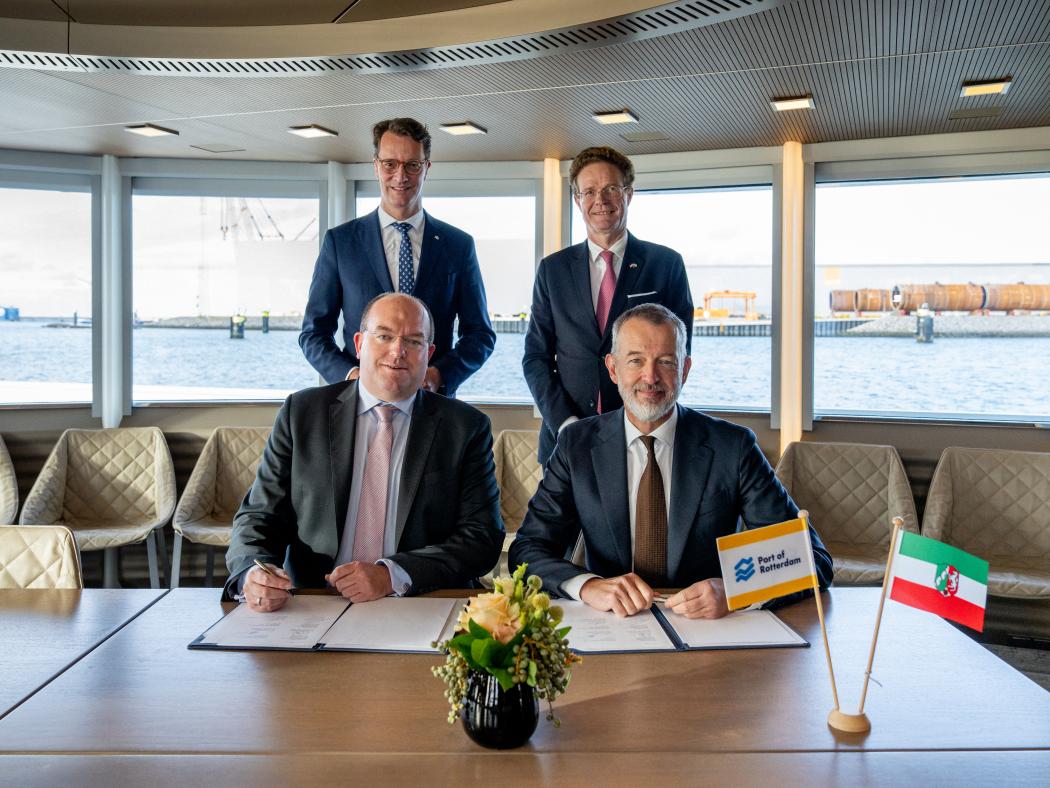 Signing of the letter of intent (from left): Duisport CEO Markus Bangen and Boudewijn Siemons, CEO of the Port of Rotterdam Authority (in front), Hendrik Wüst, Minister-President of North Rhine-Westphalia, Dr. Nikolaus Meyer-Landrut, Ambassador of the Federal Republic of Germany to the Netherlands (in the back). (Photo: Duisport)