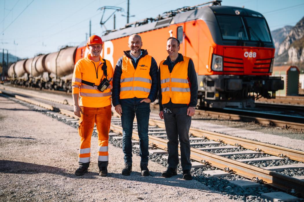 Joy in Austria - ÖBB launch freight traffic on the Koralm Railway (left to right): shunter Johannes Waldhauser, ÖBB Rail Cargo Group board spokesperson Clemens Först, locomotive driver Martin Schubert. (Photo: ÖBB Hofmann)