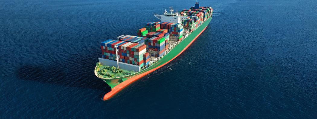 A container ship at sea symbolizes the importance of sustainable solutions for international freight transport.