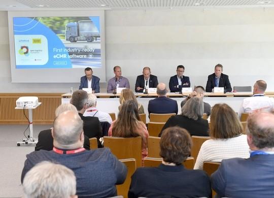 Participantes del panel (de izquierda a derecha): Andreas Nettsträter (Open Logistics Foundation), Jonas Kassan (Rhenus), Robert Recknagel (Blue Yonder), Stefan Hohm (Dachser) y Reiner Sailer (Markant). (Imagen:OLF)