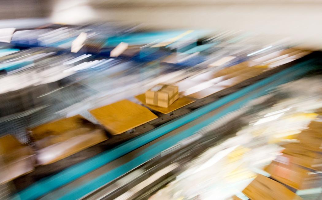 Packages in a distribution center (stock image). (Photo: Julian Stratenschulte/dpa/dpa-tmn)