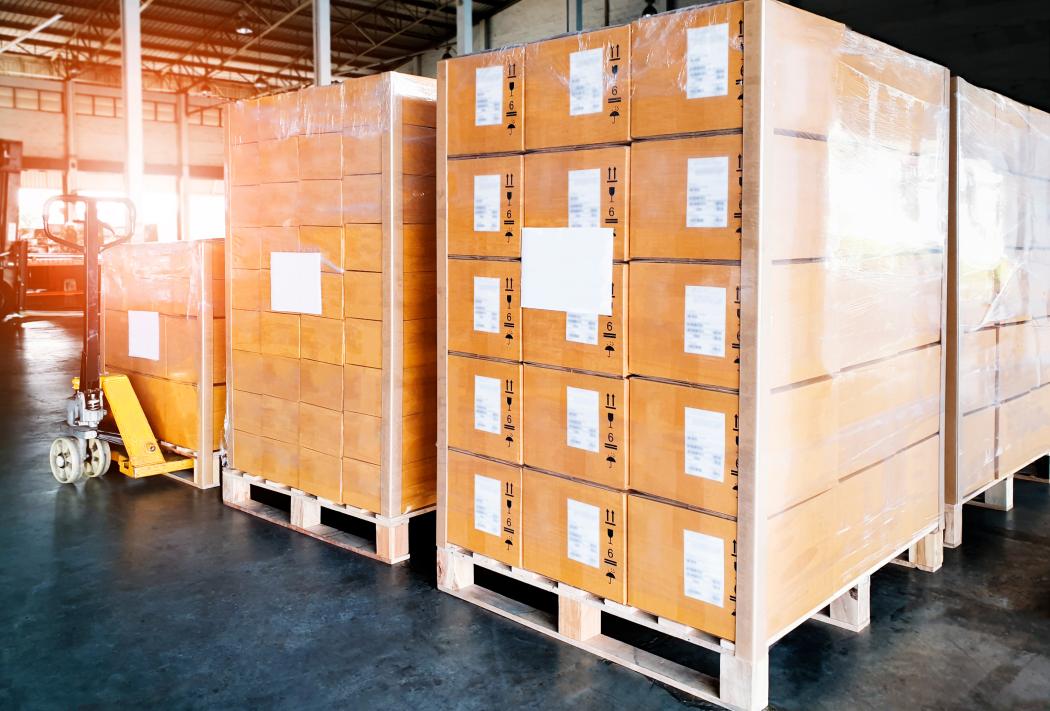 The EU Commission exempted pallet wraps and strapping bands from the PPWR's 100-percent reuse obligation in October. (Photo: Siwakorn1933/stock.adobe.com)