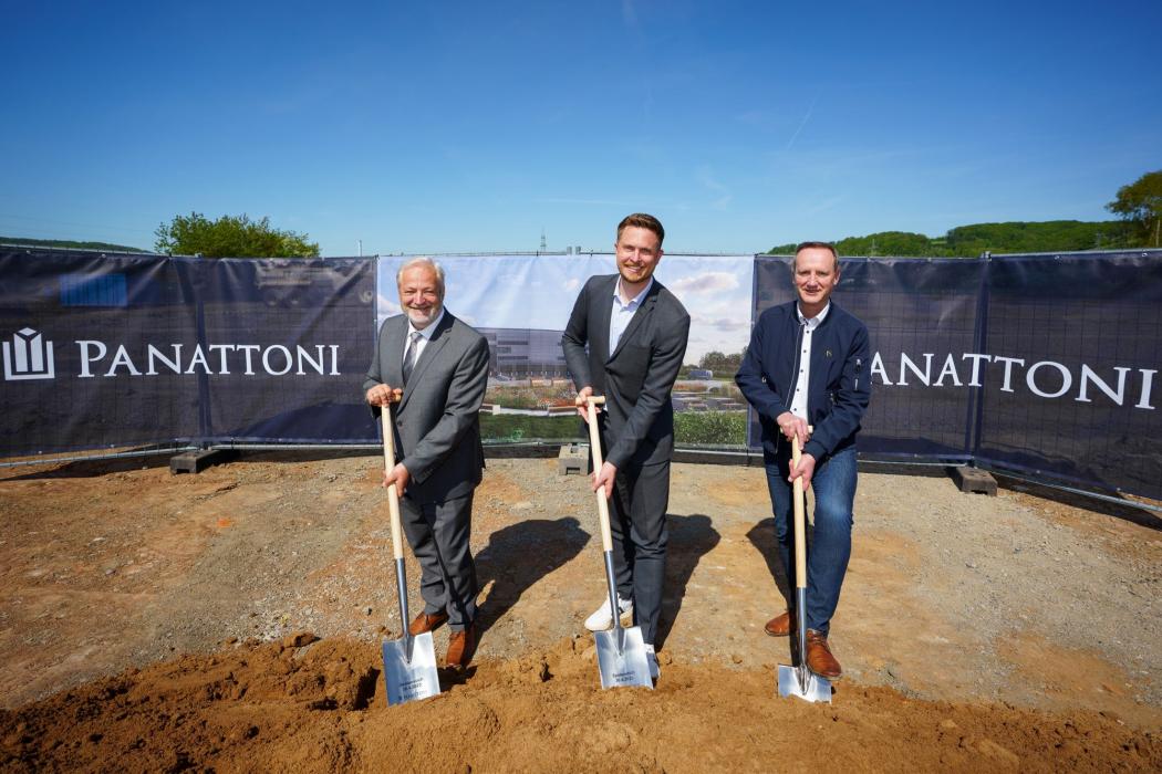 Podczas wbicia pierwszej łopaty dla Panattoni Park Unterfranken w Eltmann (od lewej do prawej): Michael Brehm (specjalista ds. rozwoju gospodarczego, Starostwo Powiatowe Haßberge), Matthias Kraus (Panattoni) i Michael Ziegler (pierwszy burmistrz miasta Eltmann). (Foto: Panattoni)