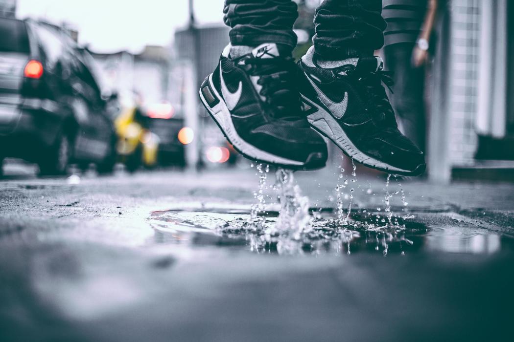 To some it's joy, to others sorrow: When driving through a puddle with a vehicle, you should be careful not to splash pedestrians; otherwise it could be considered an administrative offense. (Stock image: Pixabay)
