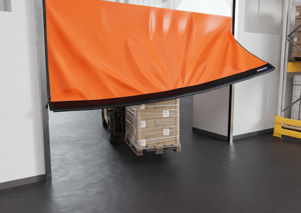 The flexible high-speed door V 5025 Z from Hörmann automatically reinserts itself after a forklift crashes into the door. | Image: Hörmann