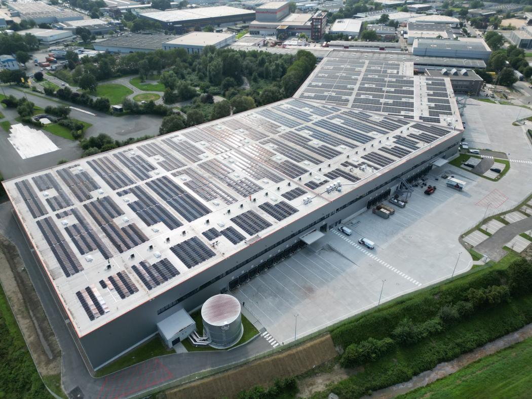 Duże instalacje fotowoltaiczne, takie jak te w CTPark Bremen, są jednym z filarów na drodze do bezemisyjnego zaopatrzenia w energię w sektorze nieruchomości logistycznych. (Foto: CTP Deutschland)