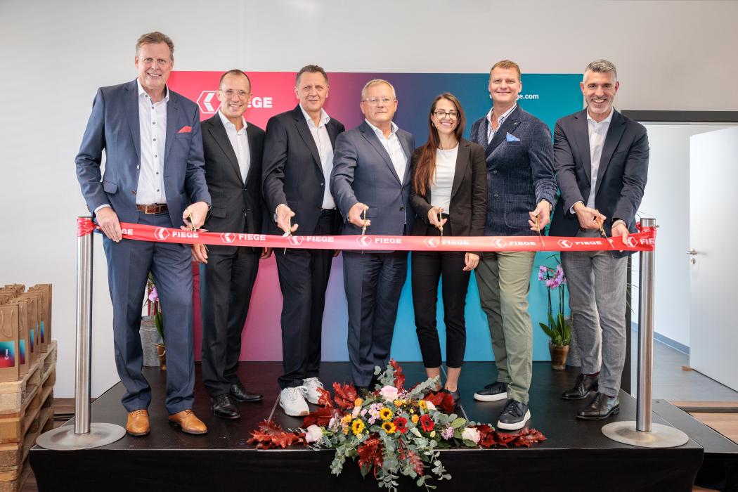 From the left: Joachim Stern (Managing Director Fiege Austria), Hendric Fiege (Executive Director, Solution Design & Integration at Fiege), Thomas Steinhart (District head of Vienna's 11th district, Simmering), Peter Scherbel (Board of the Fiege Group), Dr. Ewa Samel (Member of the Vienna State Parliament and City Council), Ronny Bürger (Managing Director, Fiege Austria) and Vinko Castrogiovanni (Managing Director of the Fiege business unit Austria/Switzerland/BeNeLux). (Photo: Fiege, Alexander Müller)