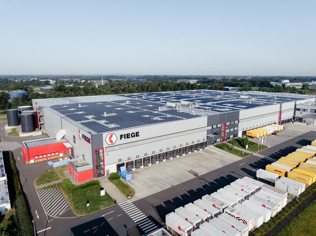 PV modules cover large roof areas at the Fiege site in Greven-Reckenfeld – part of a comprehensive infrastructure concept. | Photo: Fiege