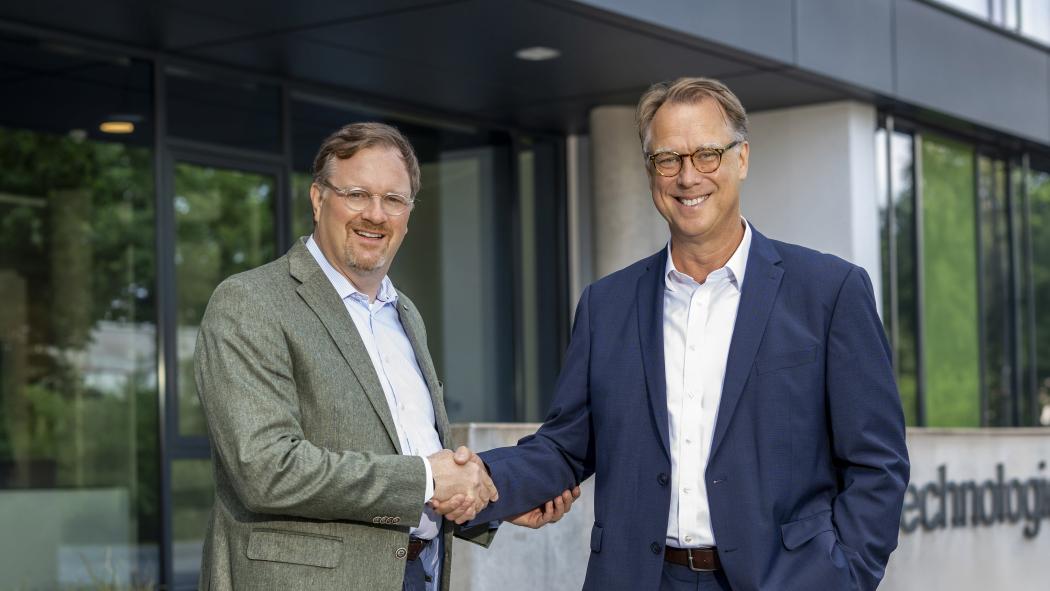 Bernard Krone (left) welcomes Uwe Schöneberg to the Supervisory Board. | Image: Krone Group.