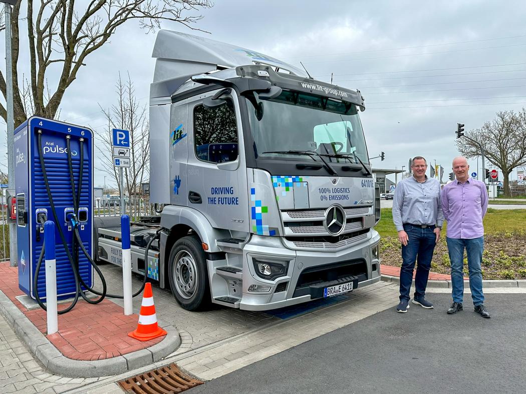 The L.I.T. Group is using a fully electric low-liner semi-trailer tractor for daily shuttle operations between Brake and Bremen. In the picture (from left): Claas Bunjes, Head of Mobility & Digital Solutions, and Ralf Biere, Automotive Project Management. Photo: L.I.T. Group