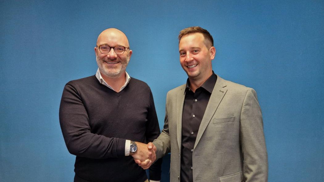 LIS zwiększa możliwości dzięki współpracy z A4L. Na zdjęciu: Fabian Zettl, dyrektor zarządzający A4L GmbH (po prawej) oraz Magnus Wagner, współdyrektor generalny LIS GmbH (po lewej). (Zdjęcie: LIS GmbH)