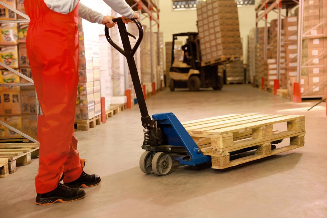 Pallets remain a central component of supply chains in daily transport operations. | Photo: iStock / Pacurion