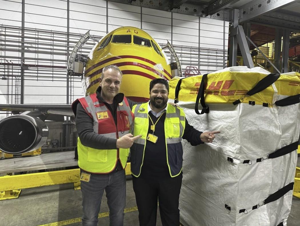 (da sinistra) Mustafa Tonguc, amministratore delegato DHL Express Deutschland, e Thorsten Biebach, responsabile di stazione DHL Express Stuttgart, sono lieti di collaborare con Geberit. (Foto: DHL)