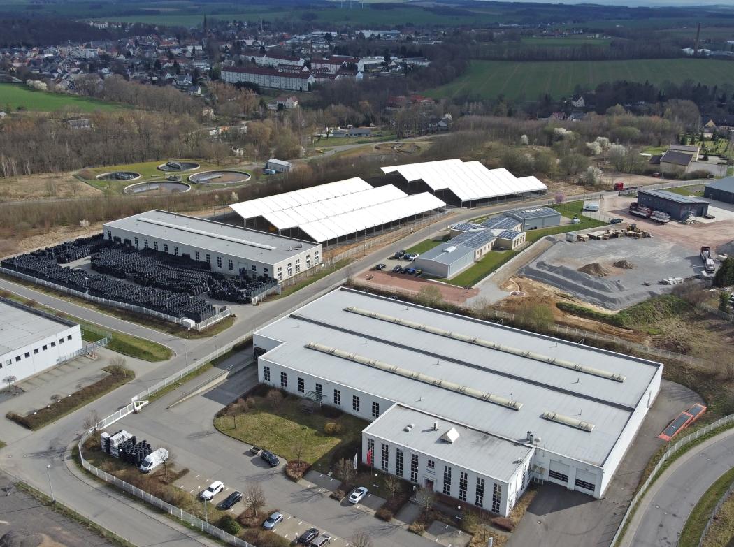 The new canopies (white at the back in the image) expand the areas of the existing two locations Ahornstraße 4 (front right, with office) and Kastanienring 20 (middle left) to a capacity of 80,000 truck tires. | Image: Janine Augstein, Pneuhage/Interpneu