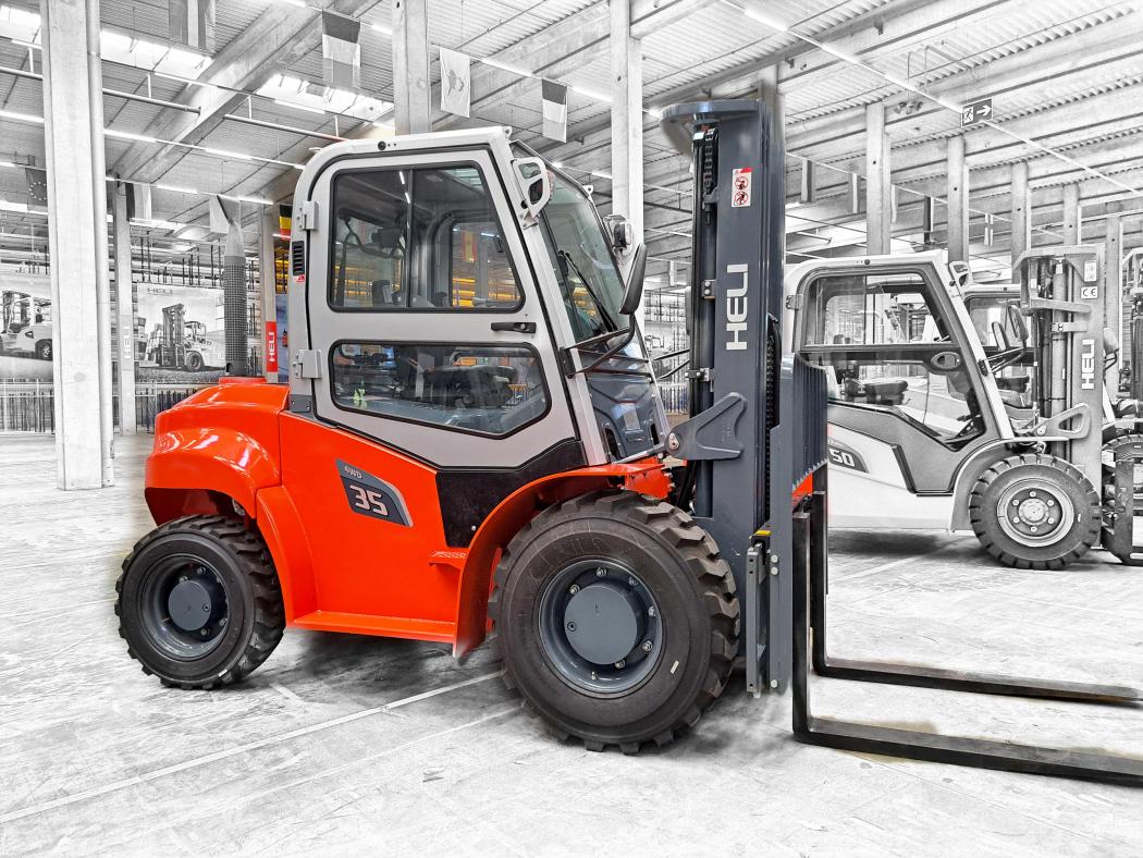 The CPCD35 with full cabin, all-wheel drive, and triplex mast is the most important Heli off-road forklift for the Central European market with a load capacity of 3,500 kg (at 600 mm LSP). It is powered by a Kubota engine (Stage V). | Image: Heli