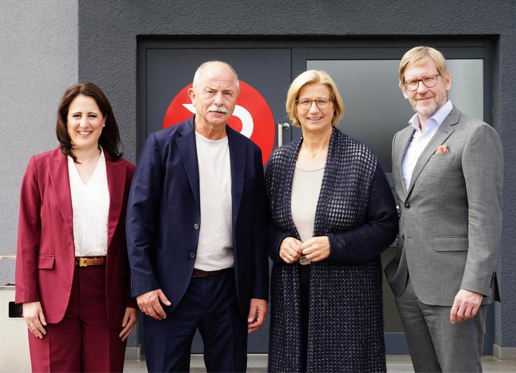 Roundtable in Saarlouis: Stefanie Koch-Jahan, Managing Director of the Saarland State Association for the Transport Industry (LVS); Armin Rein, Managing Partner of Nikolaus Rein GmbH and President of the LVS; Anke Rehlinger, Minister-President of Saarland; Frank Huster, Chief Executive Officer of the DSLV Federal Association of Freight Forwarding and Logistics. | Photo: DSLV