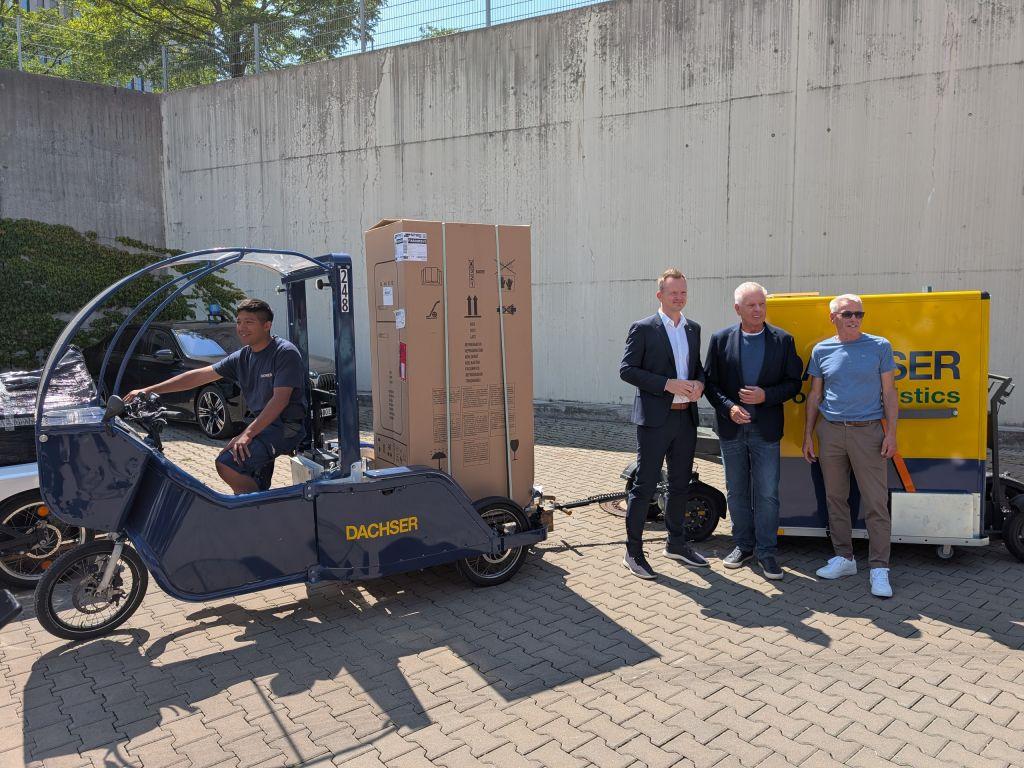 Prominently featured: Munich's Mayor Dieter Reiter, in the middle next to co-initiator and bicycle logistician Peter Blösl (right) and Dachser Managing Director Food Logistics Stefan Behrendt, revealed himself as not necessarily bicycle-friendly, but he considers commercially used cargo bikes to be extremely useful. | Photo: J. Reichel