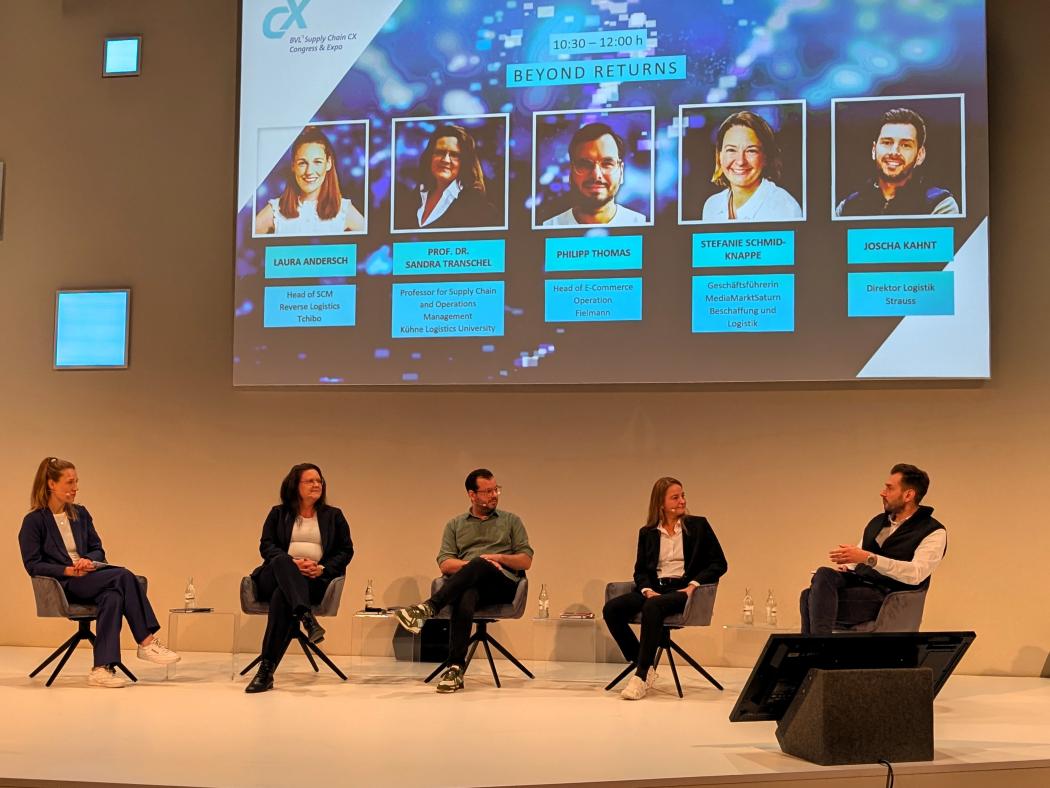 They discussed the handling of returns (from left to right): Laura Andersch (Tchibo), Prof. Dr. Sandra Transchel (KLU), Philipp Thomas (Fielmann), Stefanie Knappe-Schmid (MediaMarktSaturn) and Joscha Kahnt (Strauss).