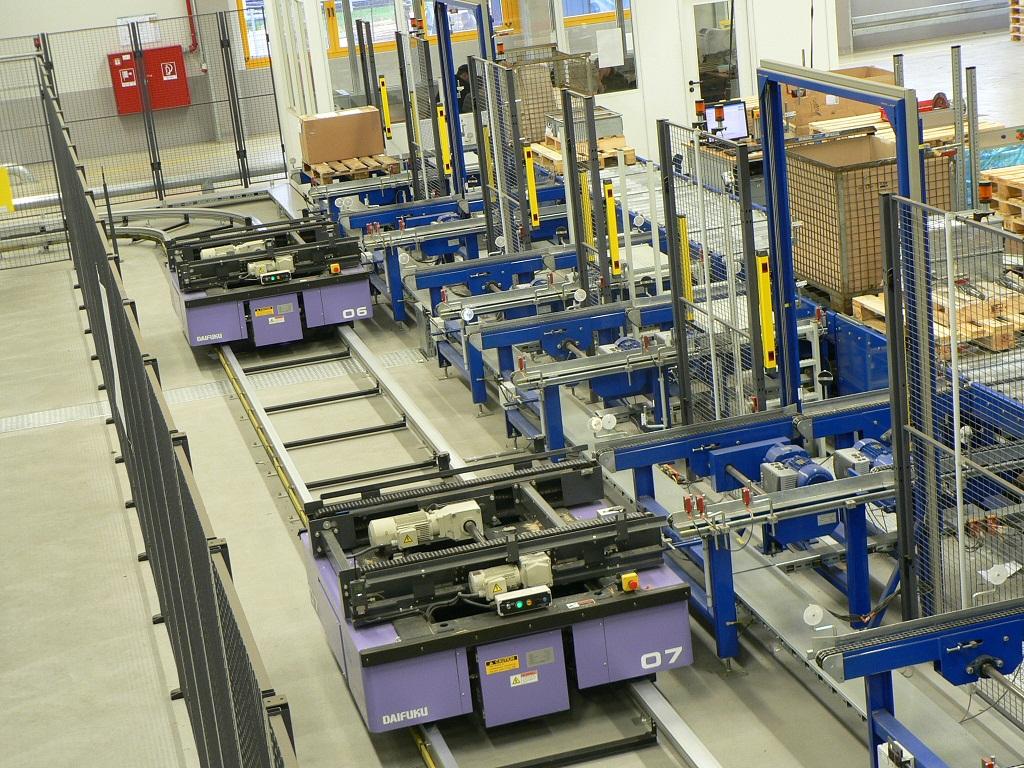 Grâce aux technologies de suivi modernes et aux solutions logicielles appropriées, il est possible de saisir le flux de matériaux en temps réel et de le présenter graphiquement. L'accent est mis sur les voies de transport, les temps d'arrêt, les transferts et les zones tampons. | Image : Sysmat