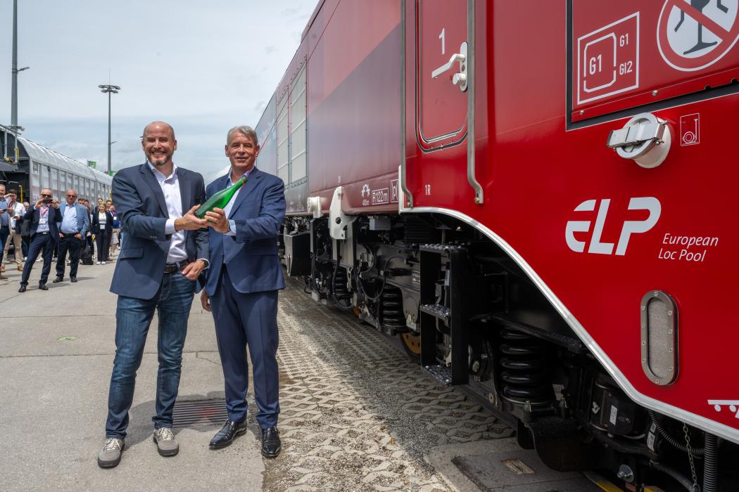 Cérémonie de baptême de la locomotive par Clemens Först (CEO RCG) et Willem Goosen (CEO ELP) à Munich. Photo : RCG/Einberger