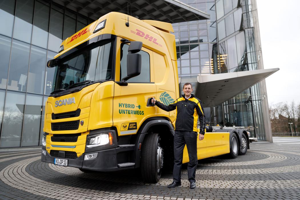Tobias Meyer, CEO of DHL Group, before the EREV. The new hybrid truck will be used for parcel transport between Berlin and Hamburg in the Post & Parcel Germany division starting in February. (Photo: DHL Group)